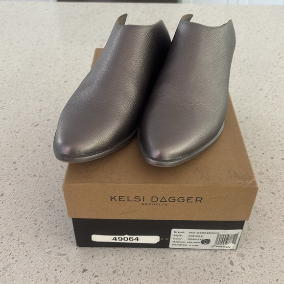 Kelsi Dagger Brooklyn slides, size 9.5M in graphite. - Picture 6 of 6